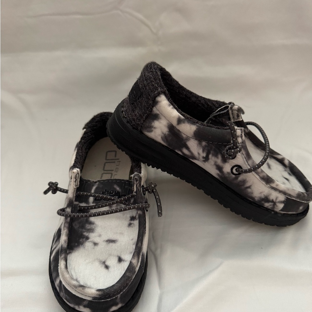 Hey Dude size 8 (unisex)